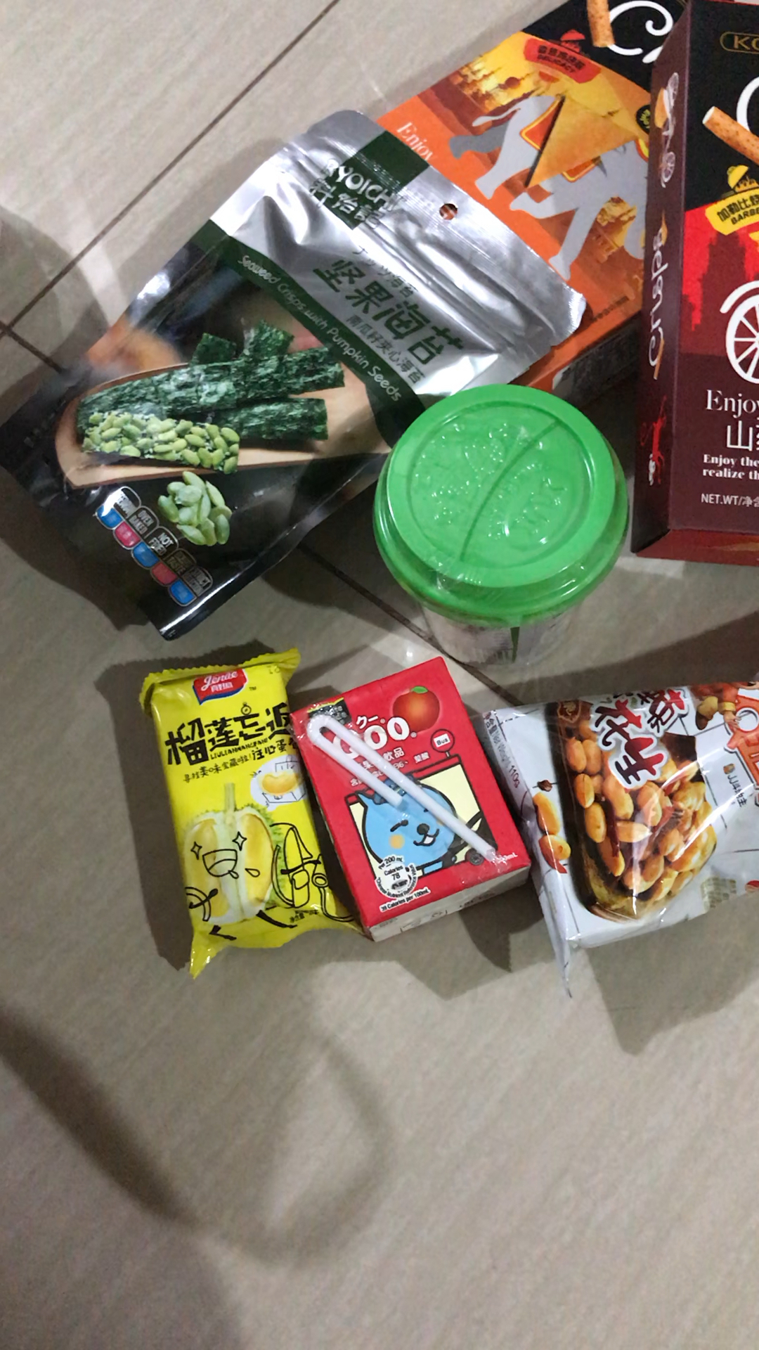 身后还有一袋子,视屏时间有限来不及录了,不说了我要去临幸零食们啦
