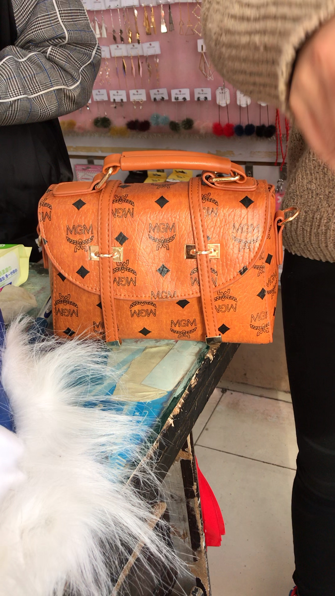 美女会员选购最新到的质量杠杠好又高大上mgm包包77酷酷的面具一个!