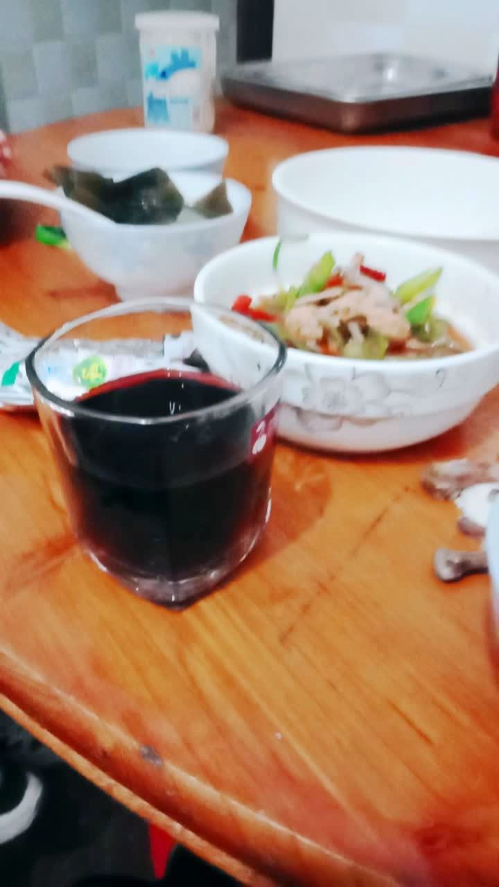 我老公说我,你妹的一个人开一瓶红酒喝98,也是要疯了