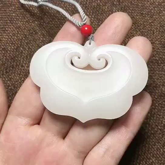 新疆和田玉白玉【玉如意】吊坠,款式精美,玉质细腻油润,完美无瑕疵