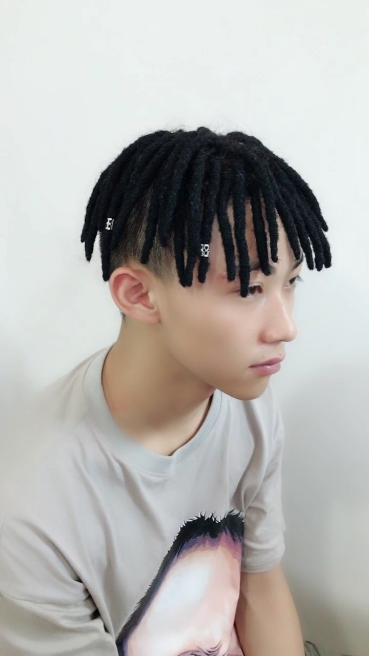 中国9899小哥哥做了非洲脏辫发型,笑的可开心了.