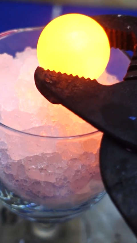 烧红的铁球丢进热冰里,会是什么反应?