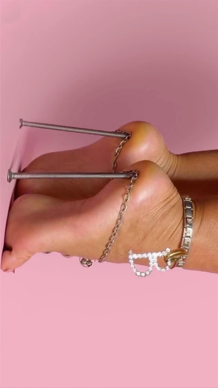 大家见过如此奇形怪状的鞋子吗?