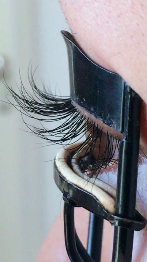 没有人知道拍这个有多难受,眼皮都扒拉松了