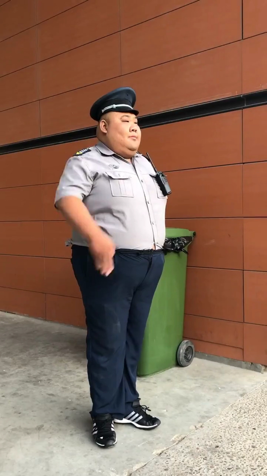 搞笑保安,苗条身材!