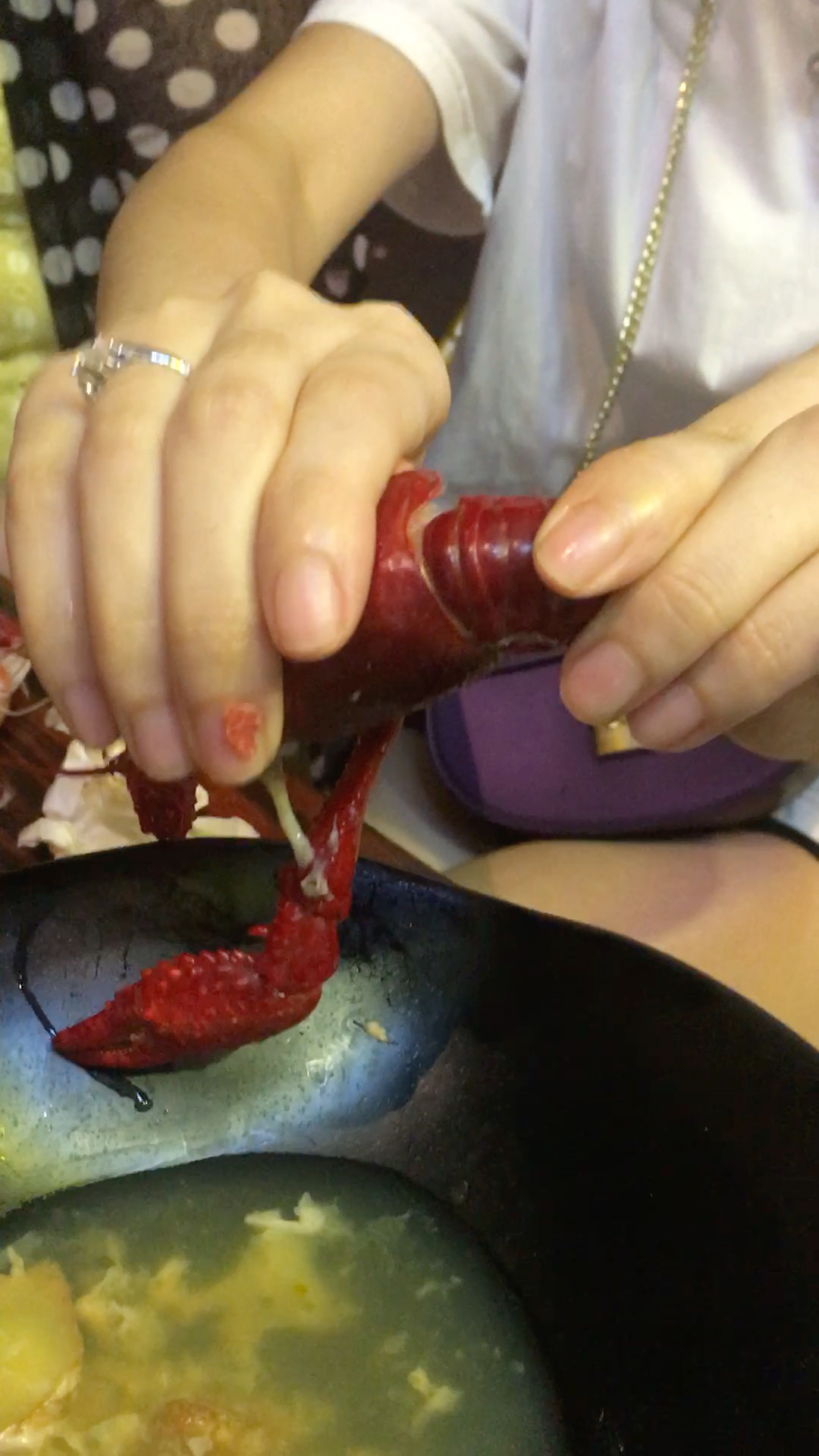 这样剥小龙虾,轻松吃到肉