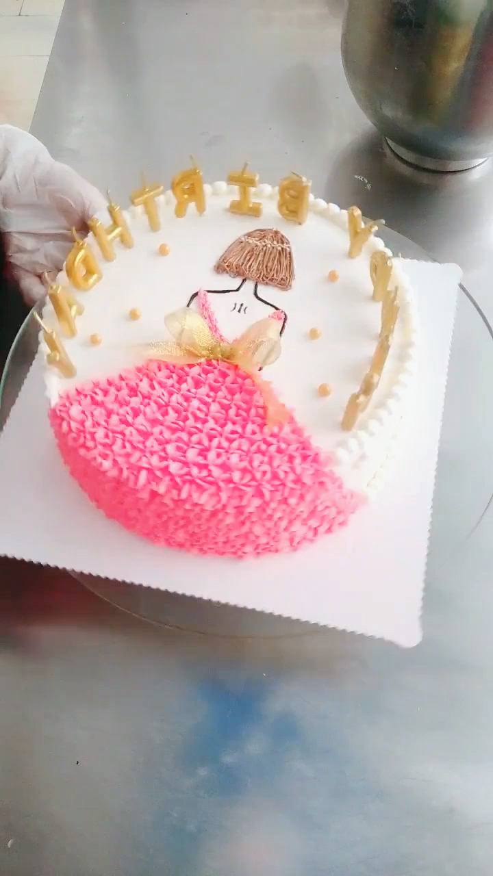 甜美粉色系少女背影浮雕奶油生日蛋糕,happy birthday to you!