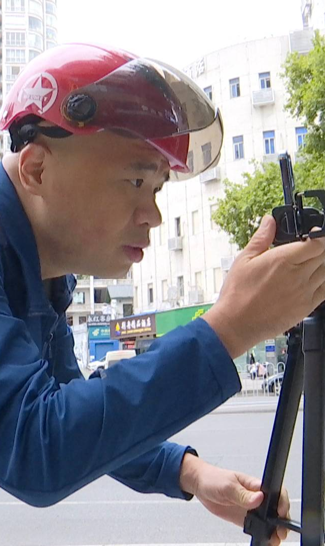 长沙摩的师傅飚英语口音被质疑:英语只是语言工具自信最重要