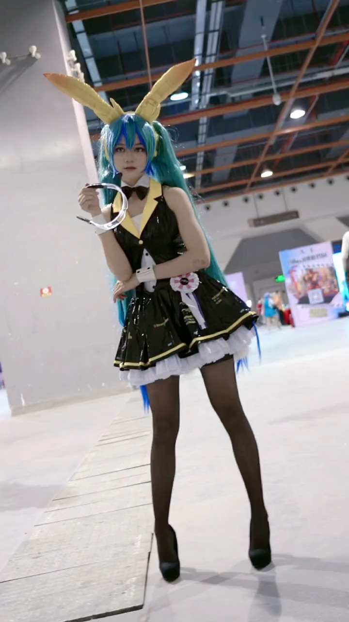 漫展上的黑丝大长腿