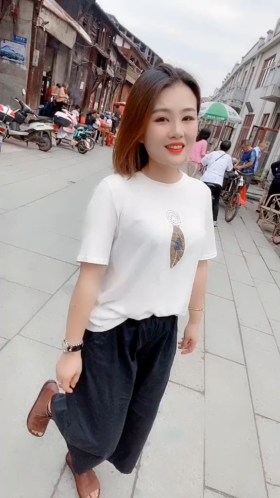 我喜欢拍微视,一不露胸,二不露背,像我这种农村大婶还是保守一点好,不