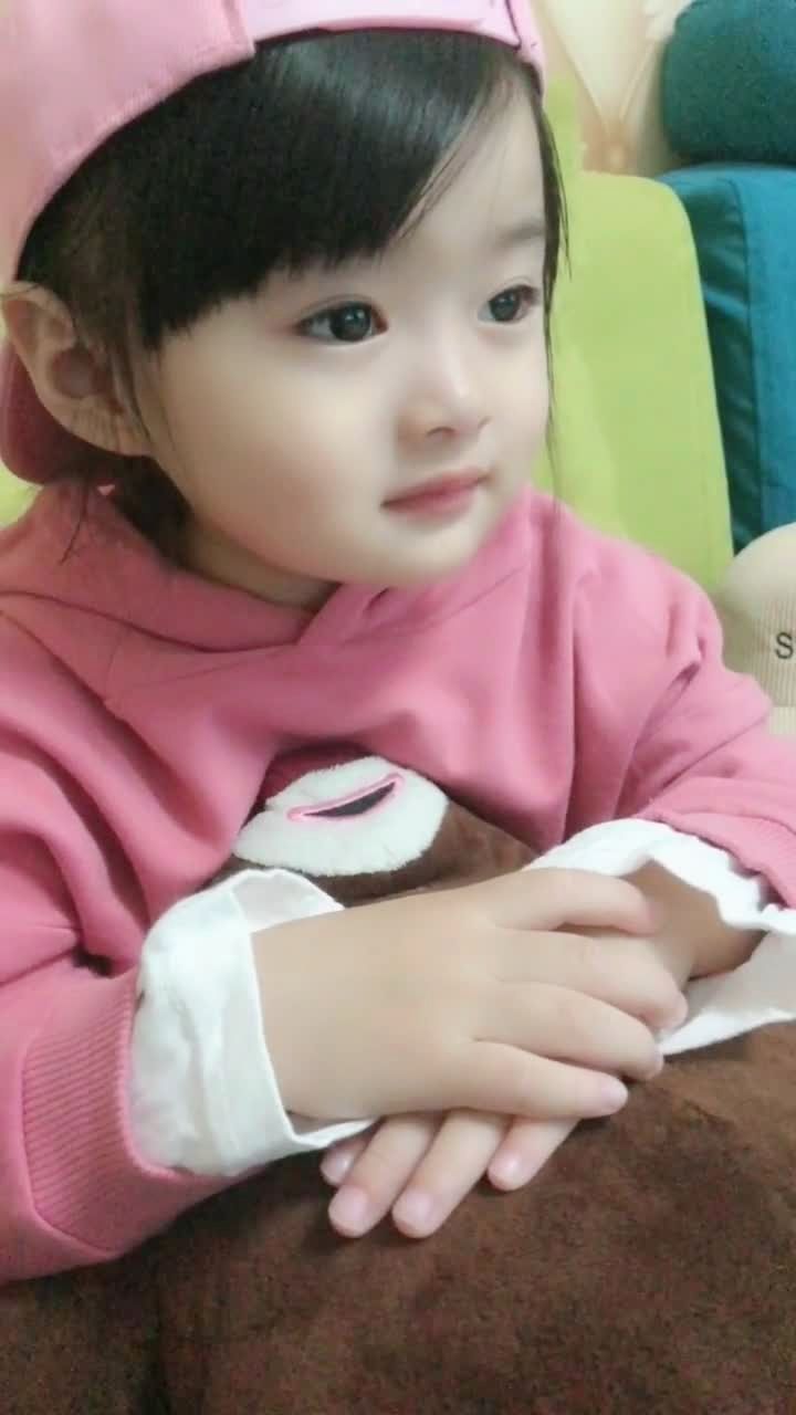 小妹妹憋笑的表情太可爱了!