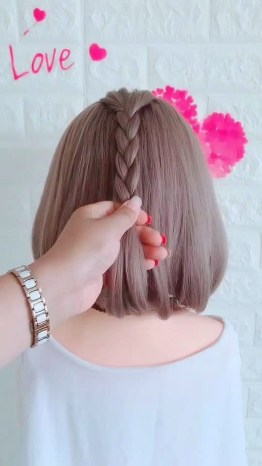 短发这样扎辫子,很好看哦