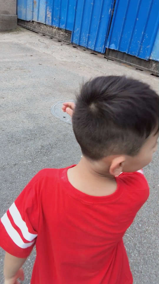 这个小孩儿走路好拽啊,一般人比不了