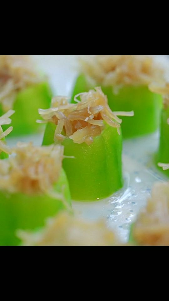 干贝蒸丝瓜:翠绿的丝瓜搭配鲜美的干贝,看着清淡吃着上瘾,有颜值有