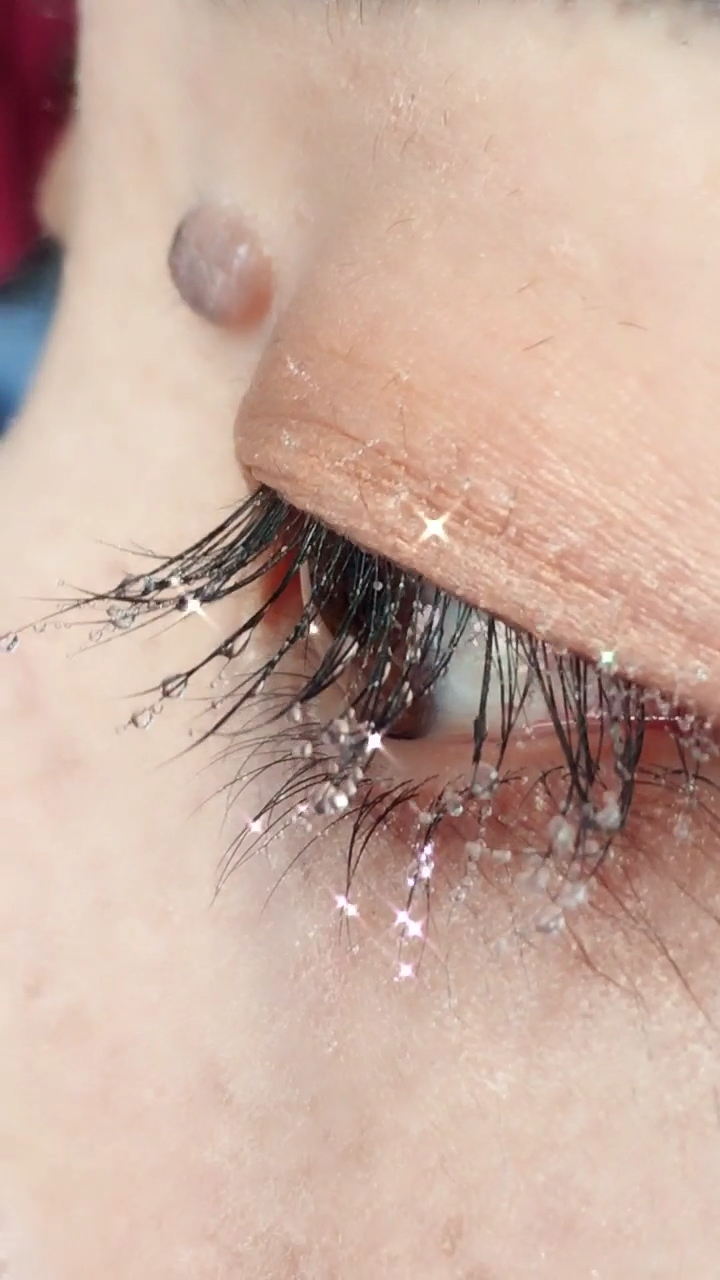 高清睫毛精姐姐  一根神奇的笔