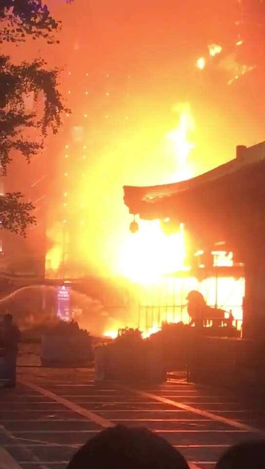 西安南门里建设银行大楼着火.要烧毁多少钱.想去捡钱.