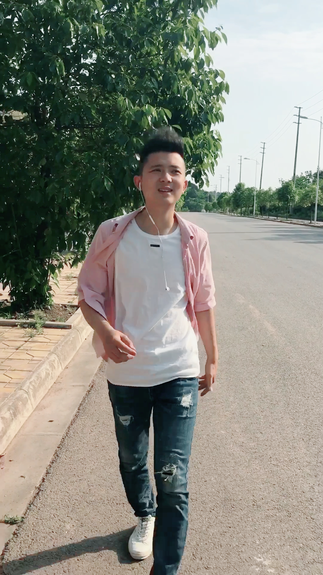 阳光帅气小伙爱唱歌!