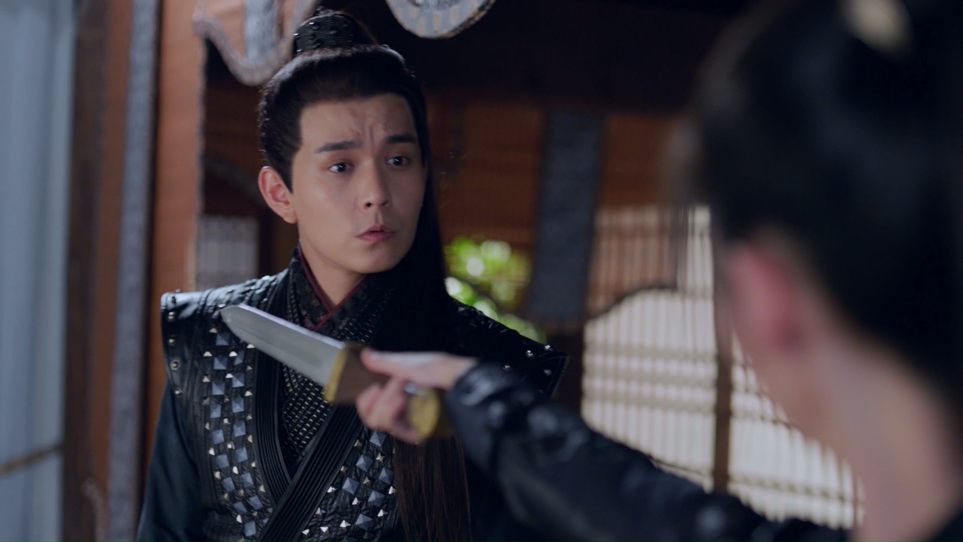 玲珑狼心太好笑了 玄宇说本来就是准备捡起账本给优柔没想到反被她打