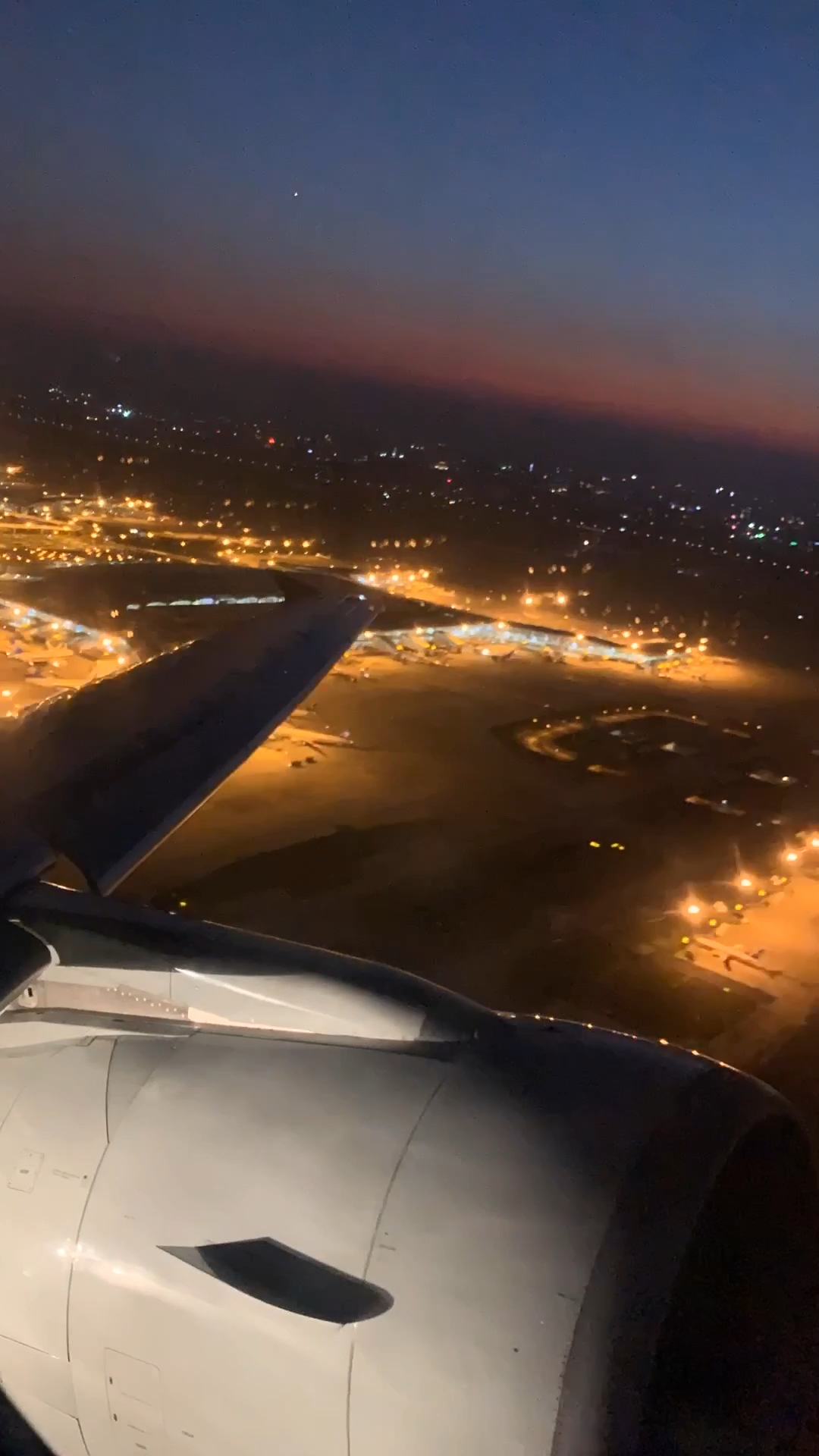 夜晚飞机起飞的全过程,瞬间看到地平线,夜景太美.