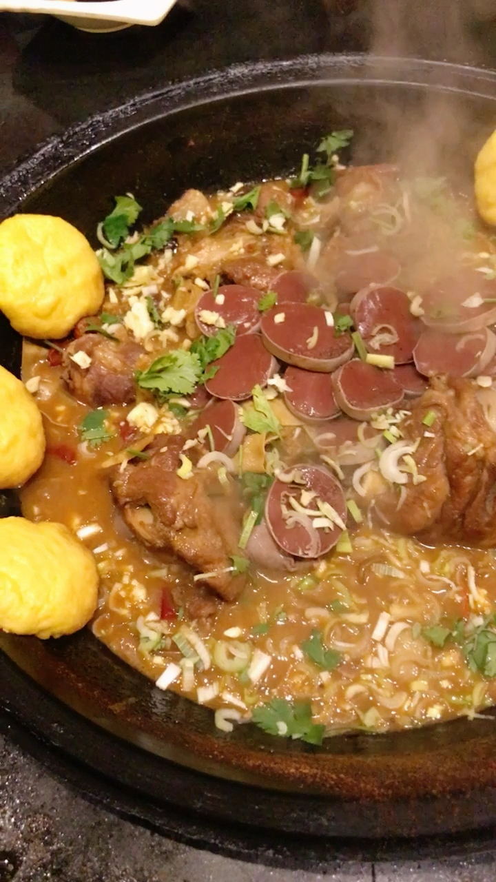 大骨头炖酸菜出锅了