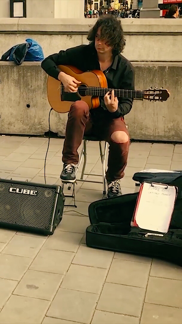 街头流浪歌手吉他演奏,一听就是有故事的人!