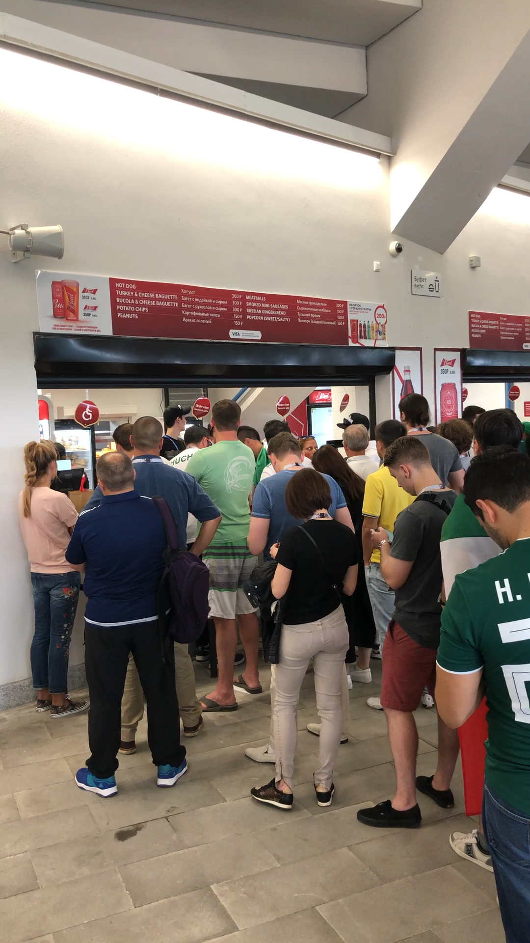 我的世界杯,球迷排队买东西