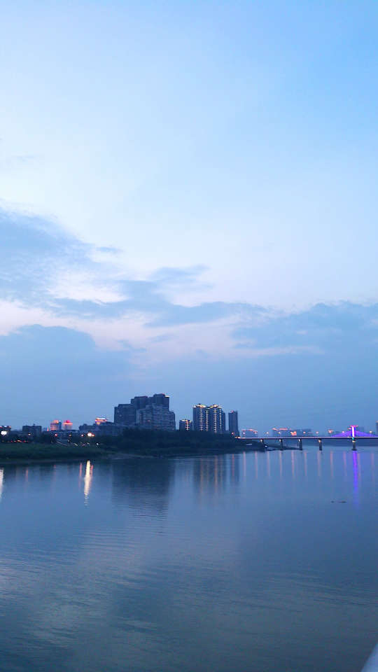 黄昏时候的湘江河畔