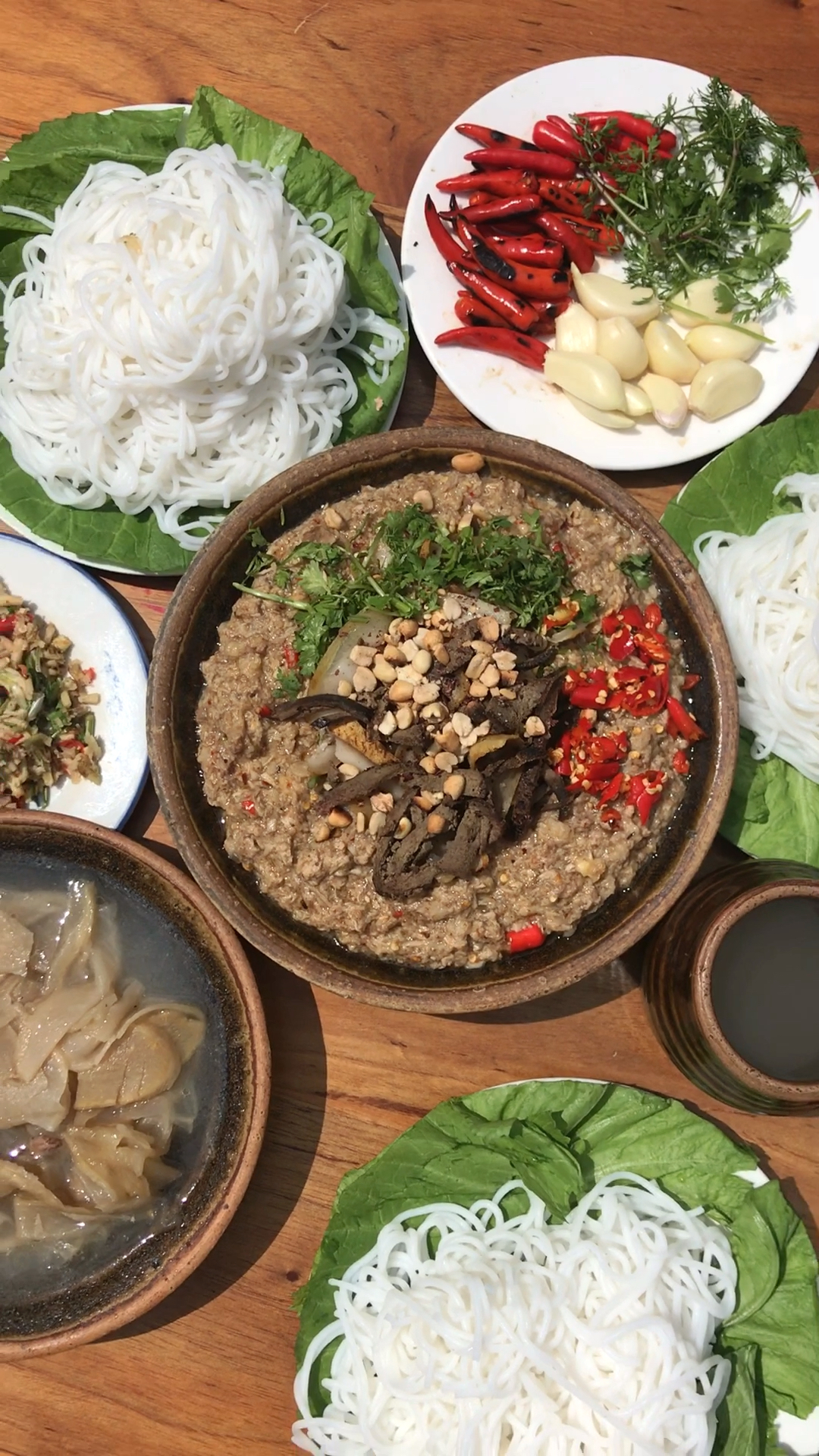 过手米线,吃时因需先取一团米线置于手心,然后将拌料放在米线上食用