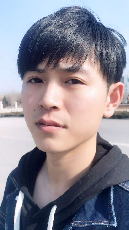 本来想帅一下.结果.摔死我了.东北还是穿太多.不方便行动.