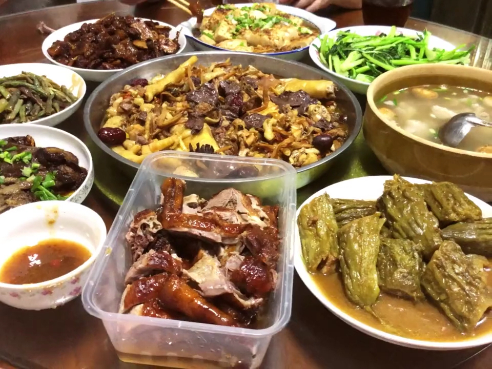 教大家如何在吃饭的时候拍视频加照片,适用与发朋友圈10秒,现在在做