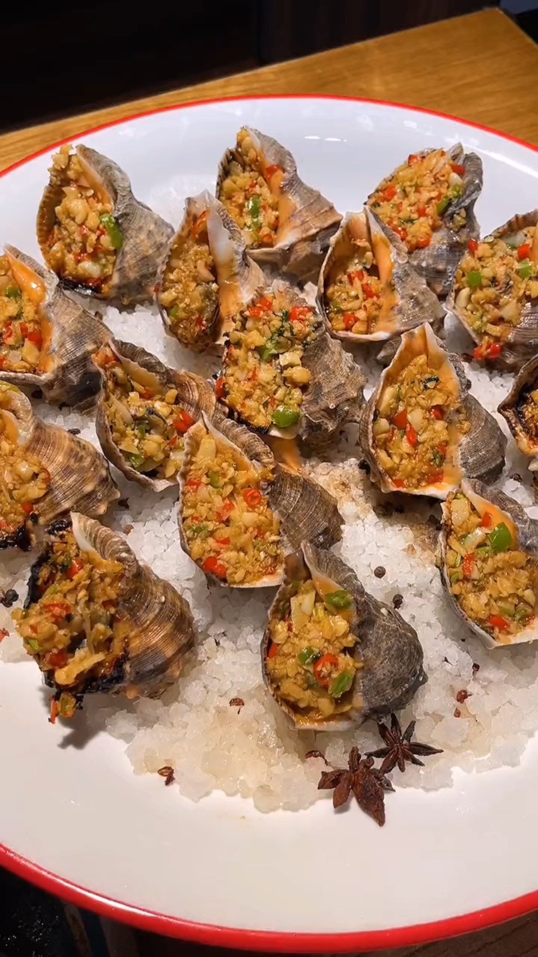 深夜来个火焰盐焗海螺,是多么开心的一件事