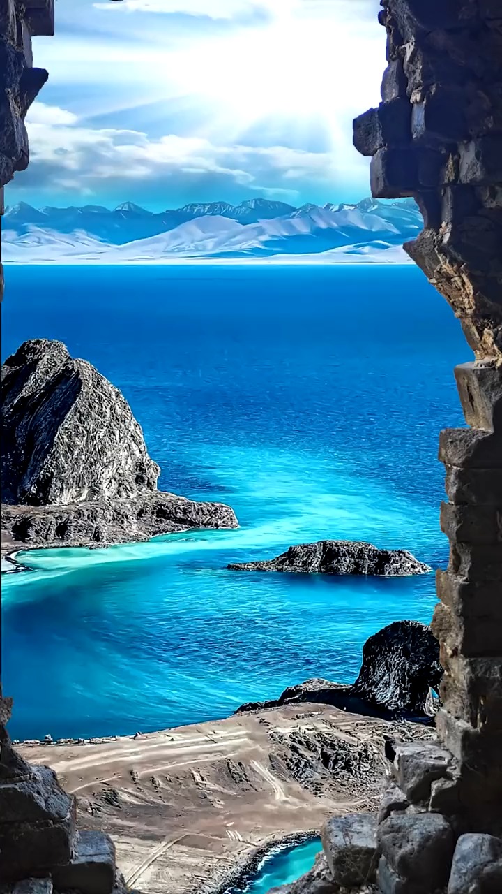 不是国外,这里是西藏三大圣湖之一的"纳木错湖",被誉为中国的一方净土