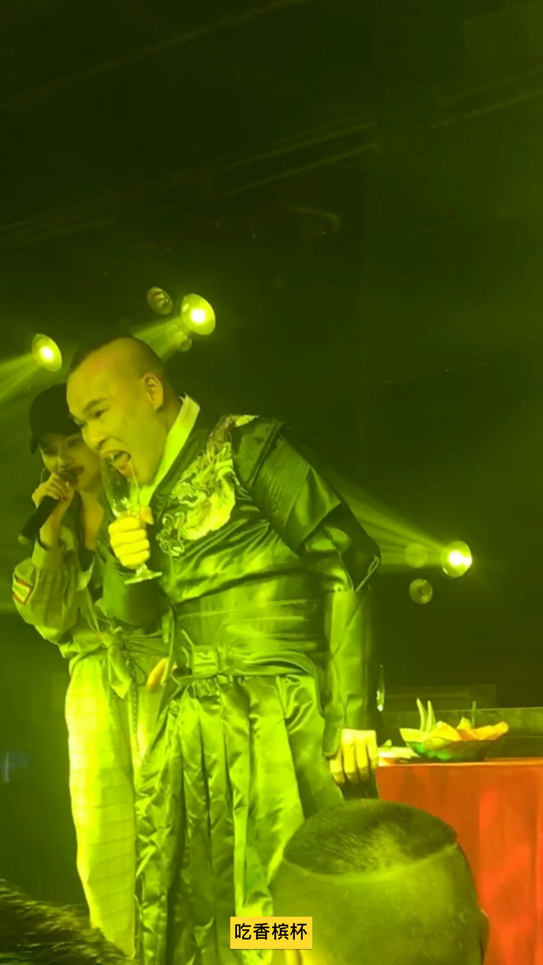 亚洲食神-香港大胃王 黄坤炫 什么物品到他嘴里都变成食物,玻璃杯