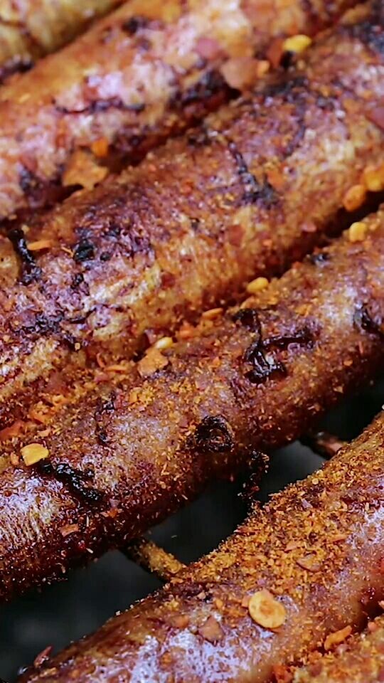 深山秘制脆皮葱肠,这种吃法就服小伙,一人吃完十多根,她说这个视频会