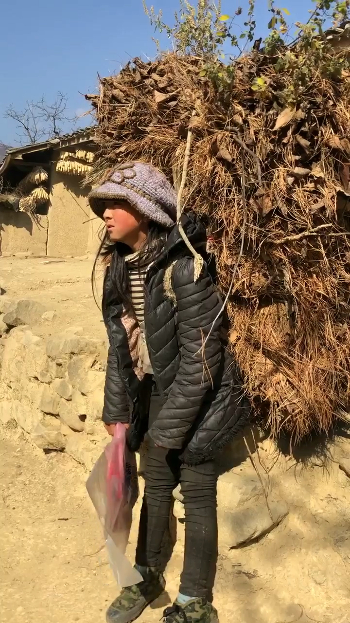 贫困山区的孩子们,日常生活,为了生存,给他们点赞,感谢.