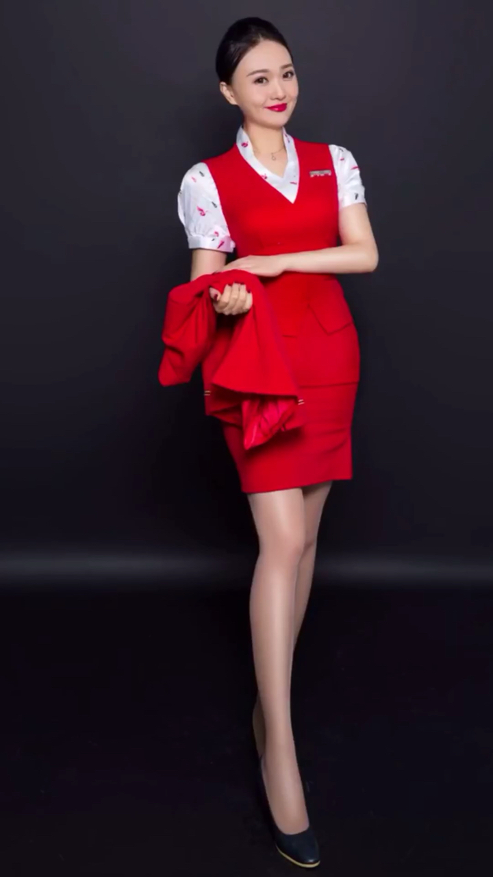 【民航知识小百科】深航制服分三个色系,红色普通,蓝色头等舱,黑色