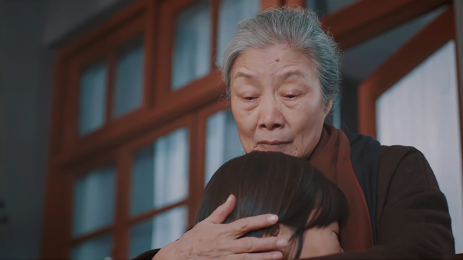 远方的家:罗小姐的心结终于解开了,母女俩抱头痛哭,人生幸事