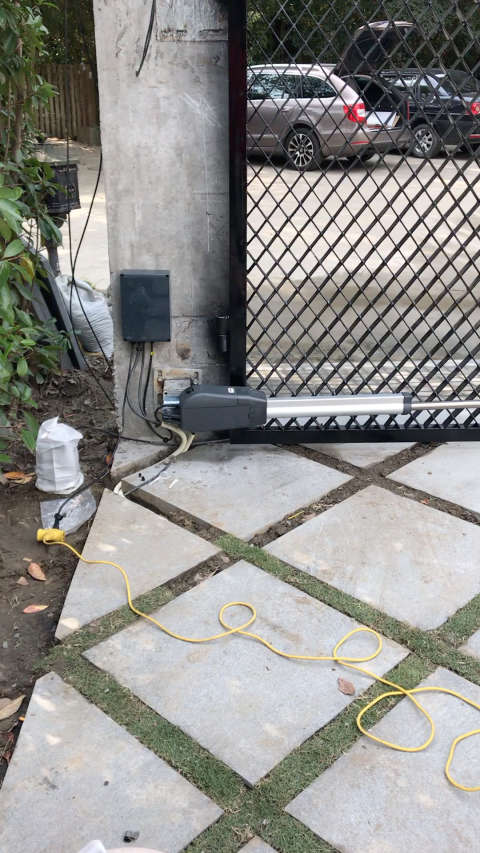 松江明华路比利花园德国索玛庭院门开门机安装完成.