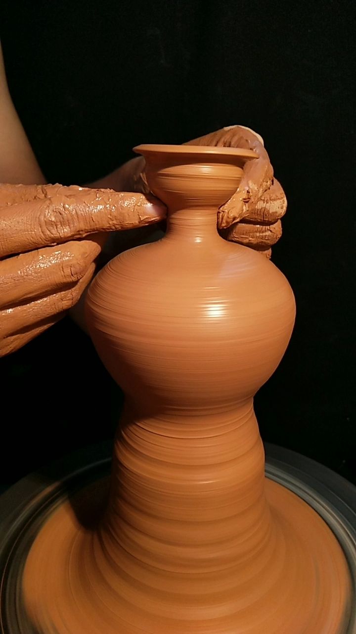 我们来用红陶泥来制作一些陶瓷瓶子.