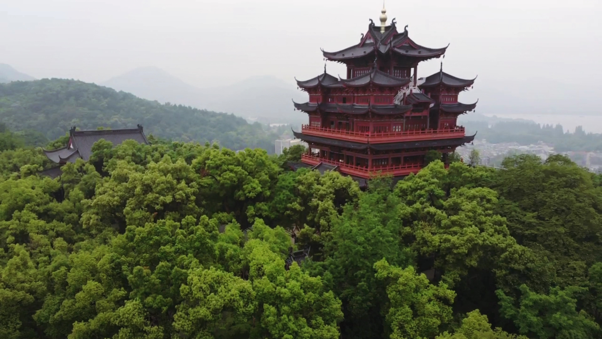 杭州吴山城隍阁,用无人机眺望西湖.
