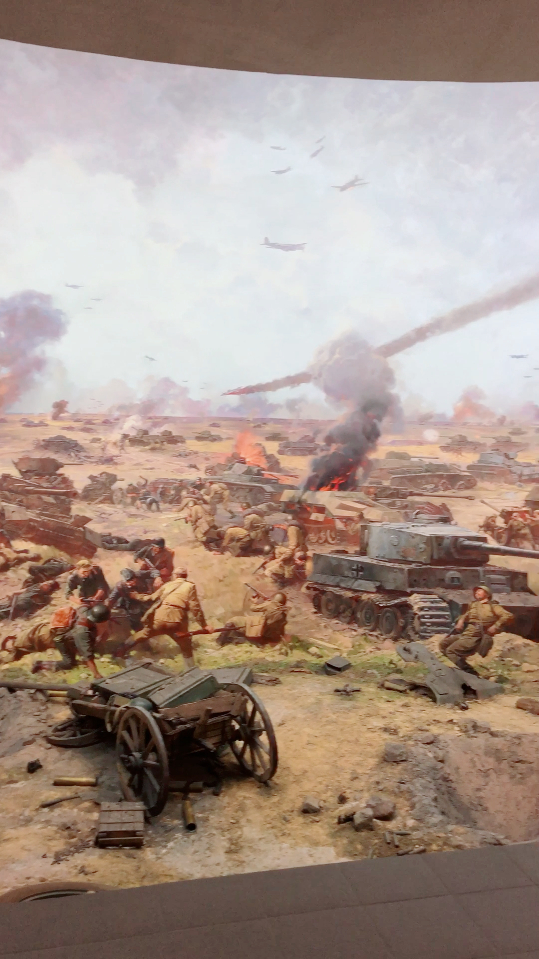 纪念馆里全景壁画和音效还原惨烈的库尔斯克战场