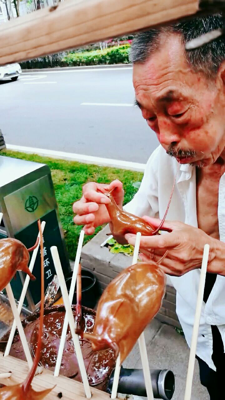 西安街头的吹糖人老手艺,对于这项世界"非遗",马师傅吹了整整半个世纪