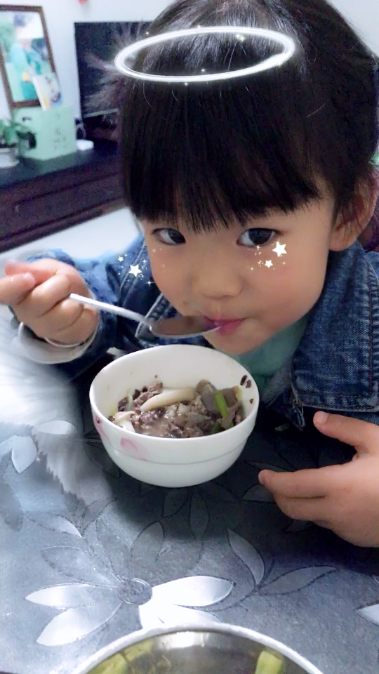 努力完成吃饭任务的小姑娘