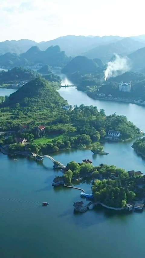 山水相连别栋天,仙界美景撒人间.秋水幽幽静无限,笛声漂渺起炊烟.