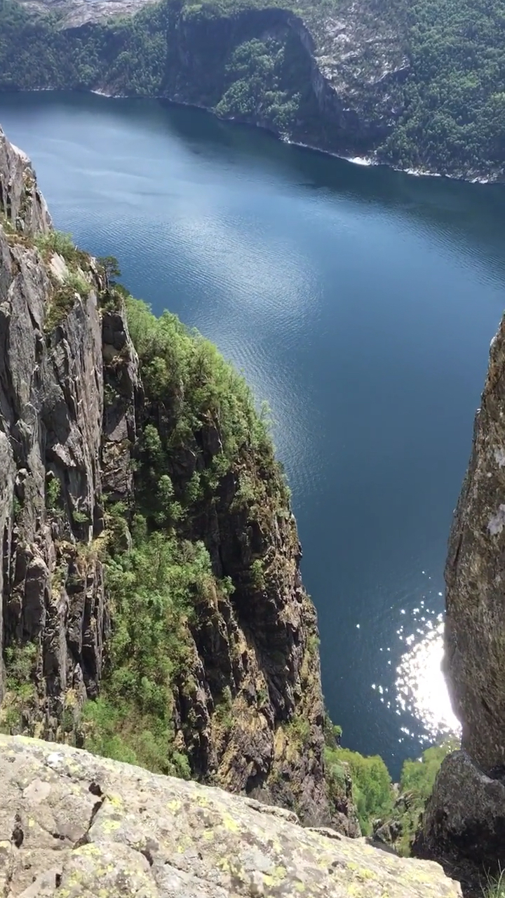 布道石的悬崖边,下面1000米深渊