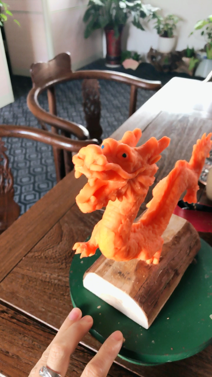 橡皮泥帮小孩捏了一条龙