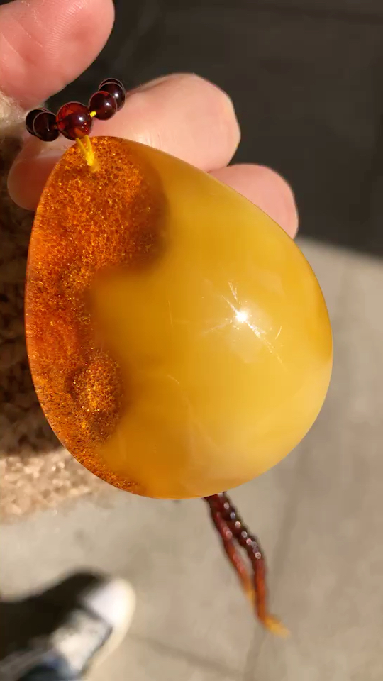 带金沙的蜜蜡,天然鸡油黄,比普通蜜蜡要细腻很多