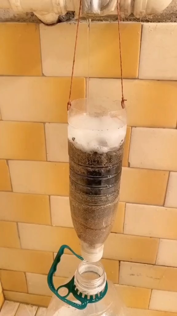 桶装水都喝完了,就做个四层净水器,这个也适合野外,还不错吧!