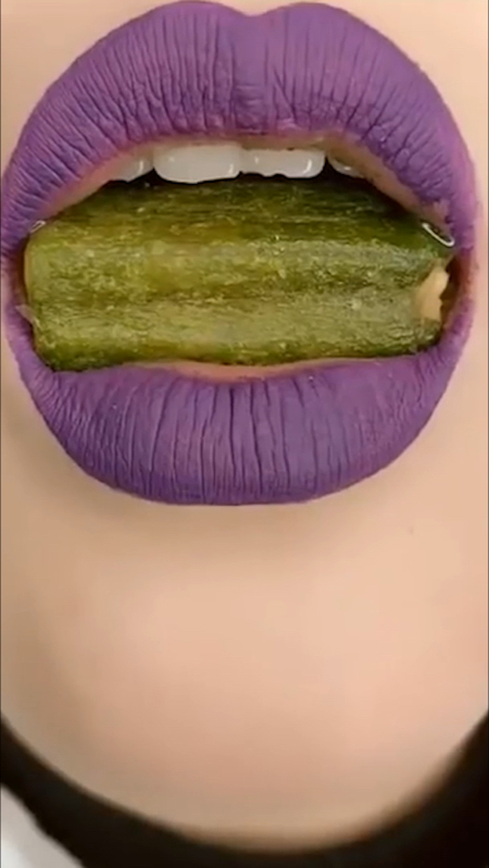 小姐姐吃播黄瓜 嘴巴是中毒了吗