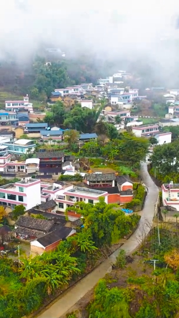 云雾缭绕云南旅游自由行临沧市凤庆县大寺乡得乐村自然风光姚青春2021